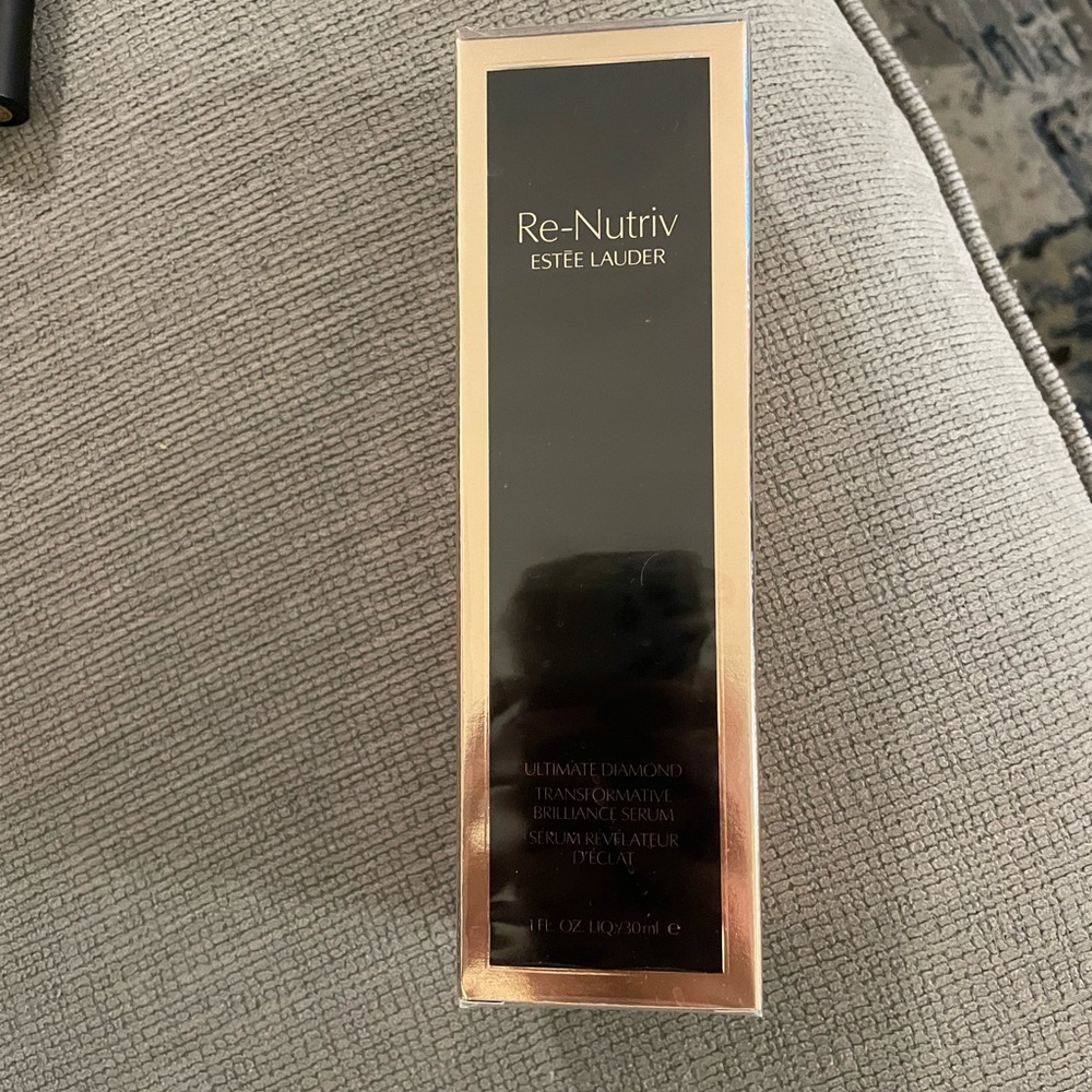 Estee Lauder Re-Nutriv Ultimate Diamond Serum in Gold Packaging